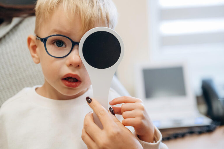 niño con ambliopía
