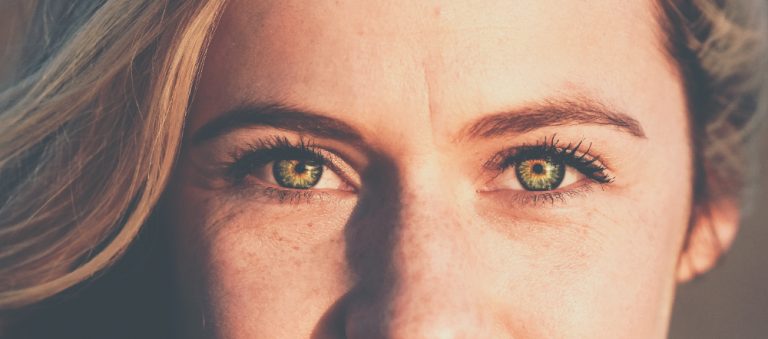 Destellos de luz en los ojos