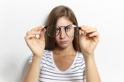 chica con astigmatismo llevando gafas