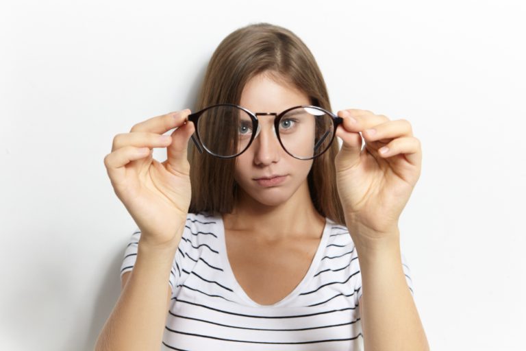 chica con astigmatismo llevando gafas