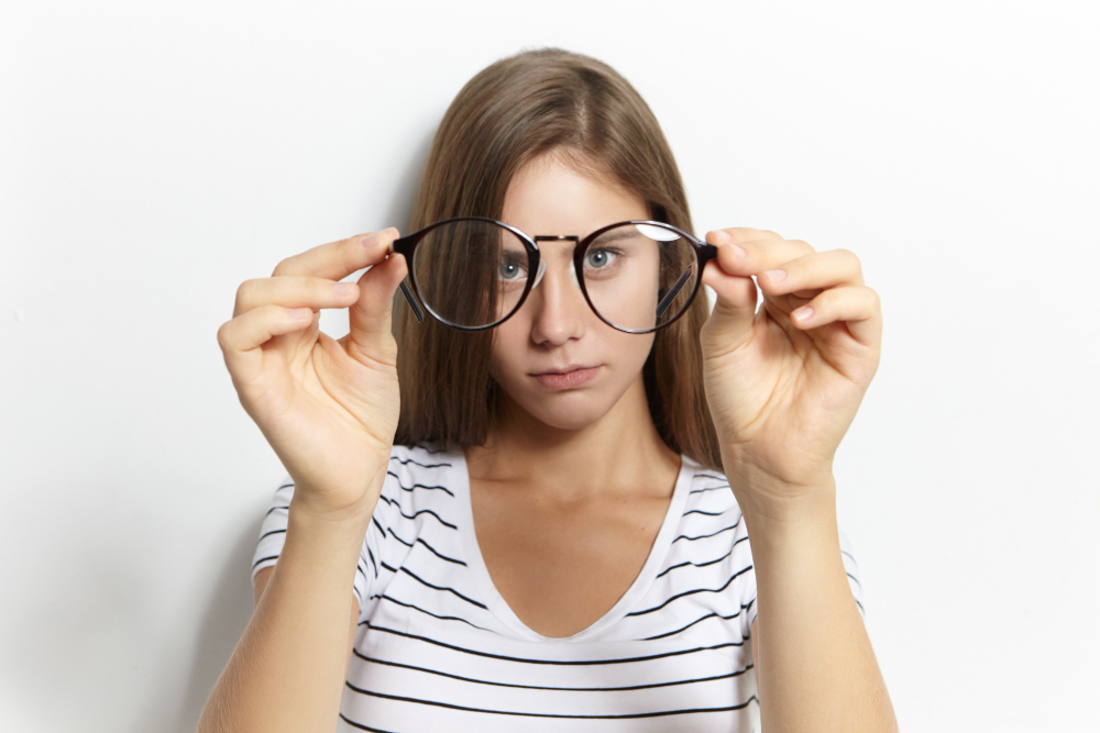 chica con astigmatismo llevando gafas