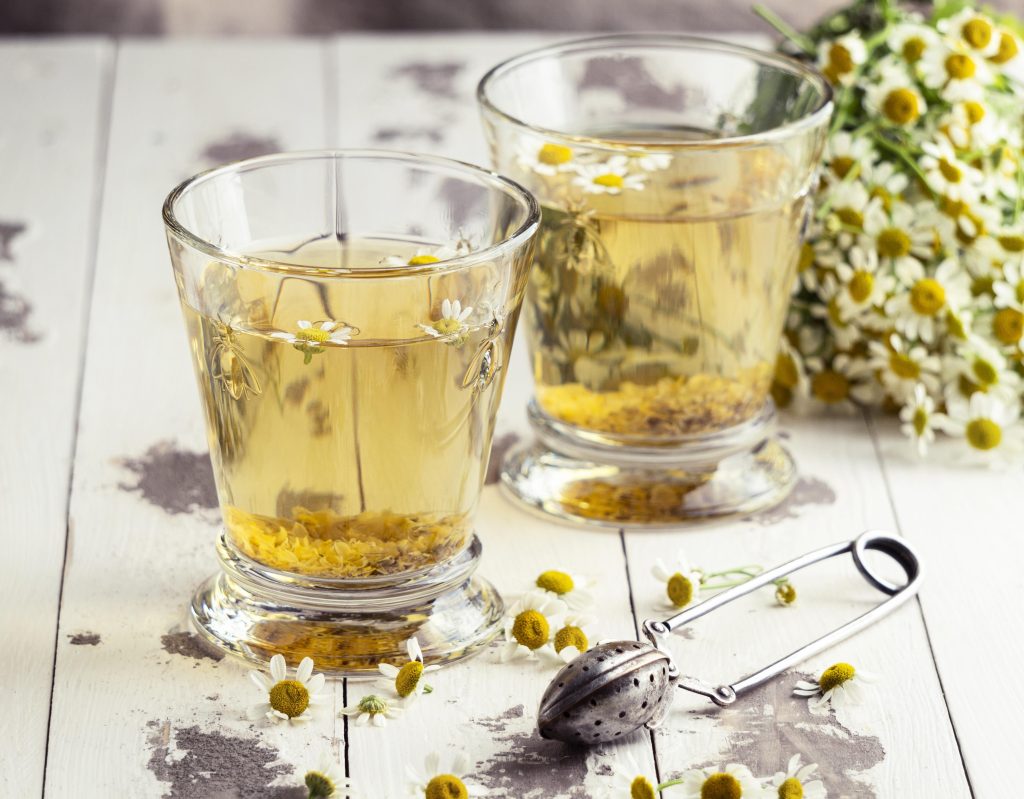 ¿La manzanilla es buena para los ojos?