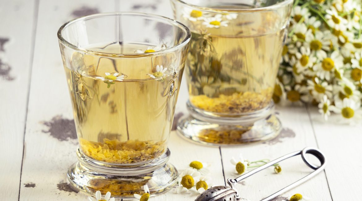 ¿La manzanilla es buena para los ojos?