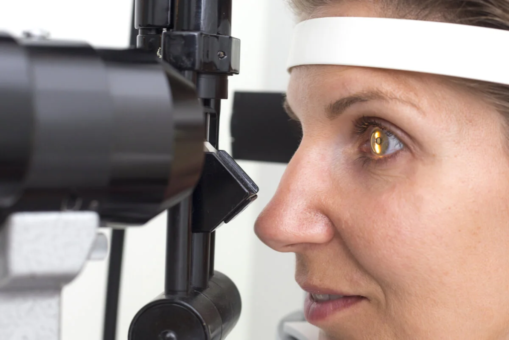 prueba fondo de ojo con oftalmoscopio