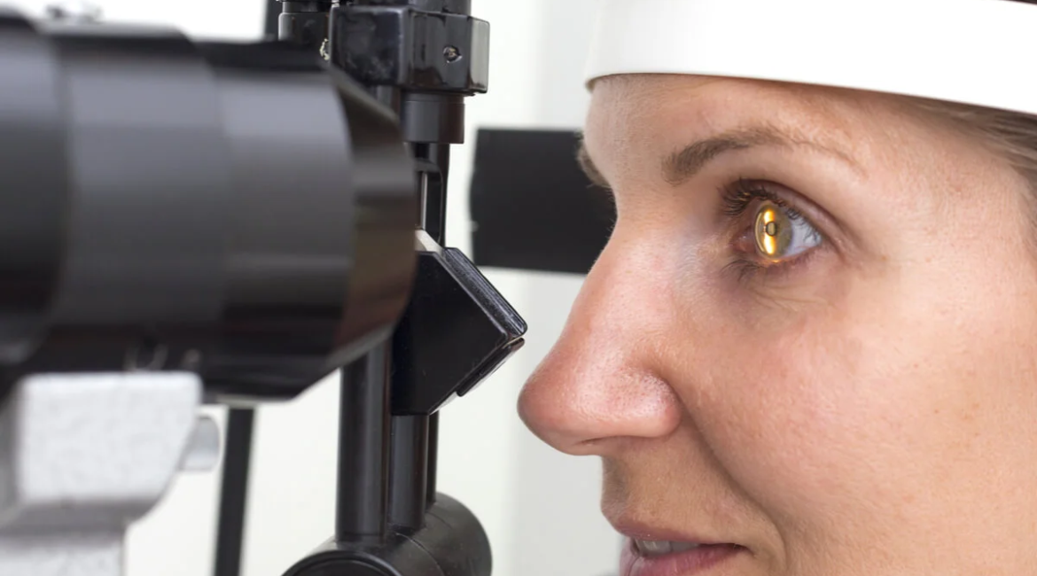 prueba fondo de ojo con oftalmoscopio